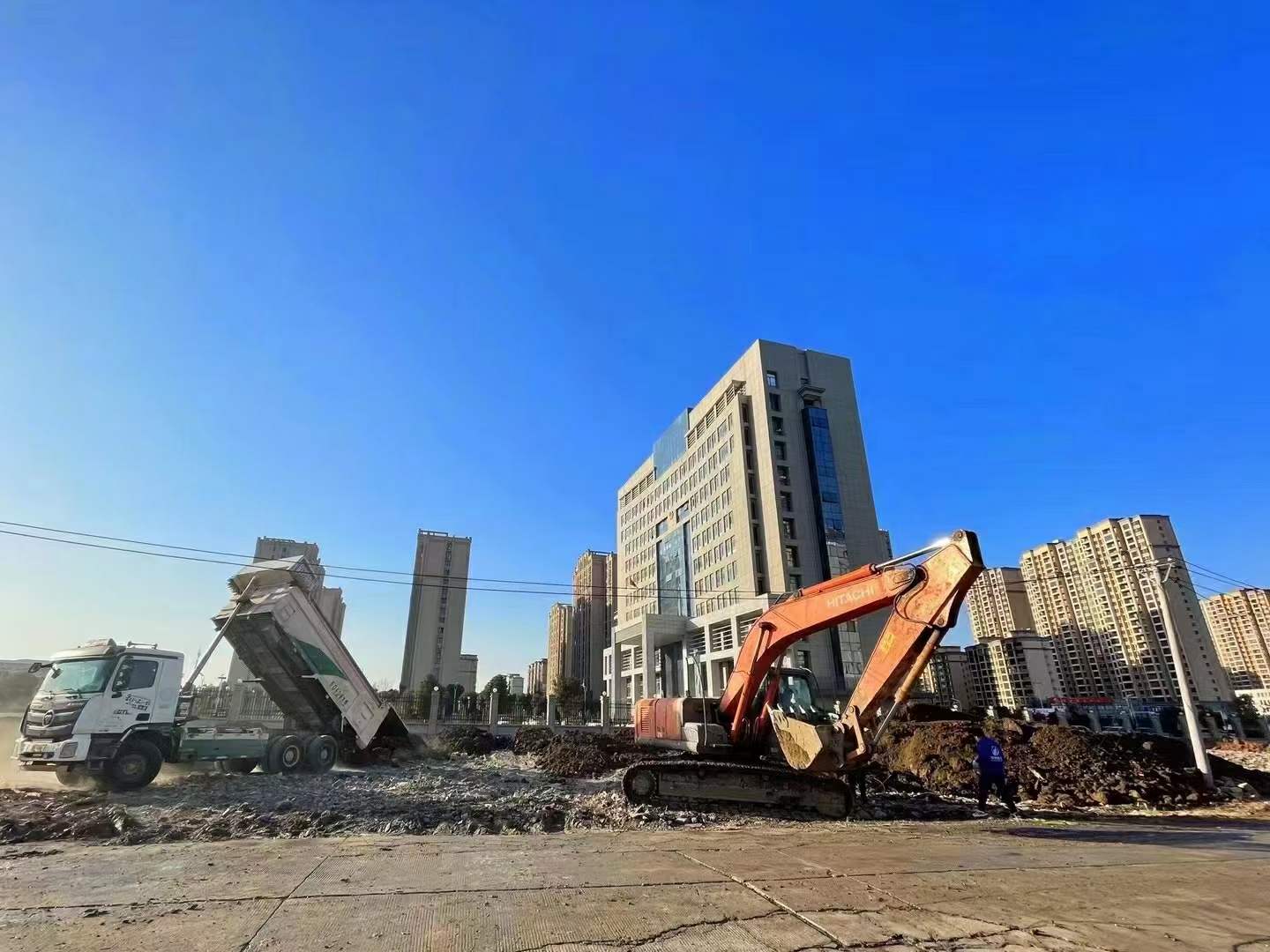 豪家集團(tuán)承建的政務(wù)花園項目、污水管網(wǎng)項目、CBD公園項目施工中