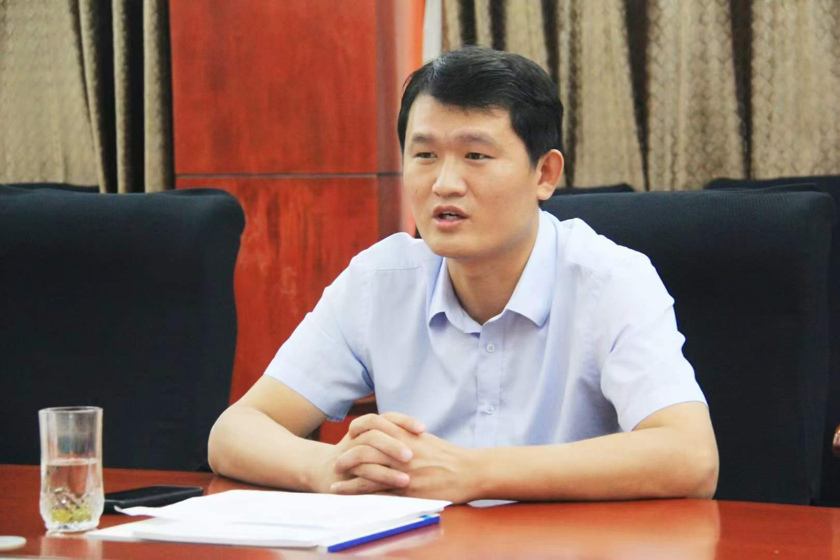 市金融局黨組成員、副局長(zhǎng)丁朝陽蒞臨豪家集團(tuán)緊盯上市協(xié)調(diào)調(diào)度1