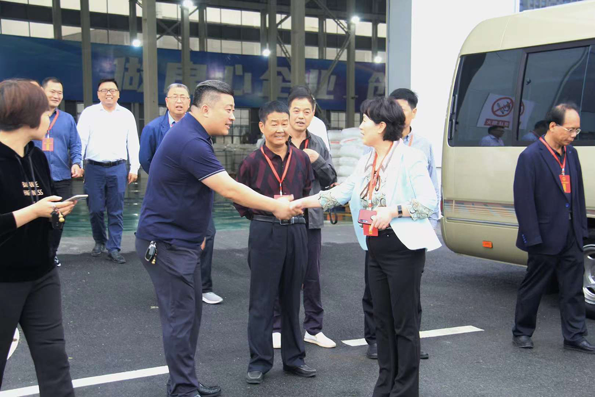 縣人大常委會副主任周莉帶領(lǐng)部分縣人大常委會委員、縣人大代表蒞臨豪家集團(tuán)4