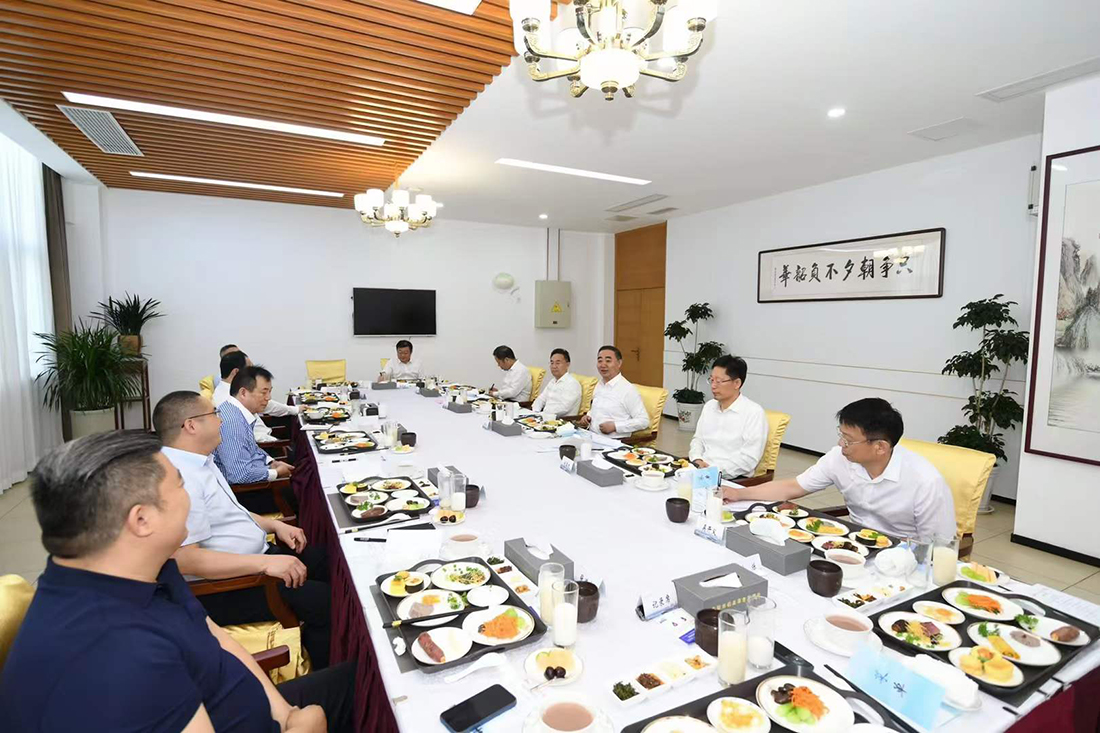 豪家管業(yè)董事長張德龍參加阜陽市“企業(yè)家早餐會(huì)”